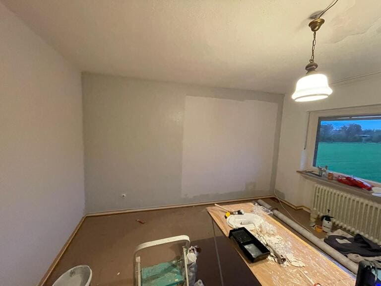 Malerbetrieb streicht ein Schlafzimmer